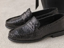Elegant flätad mokassin