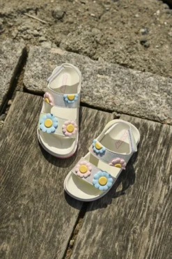 Superlätta sandaler