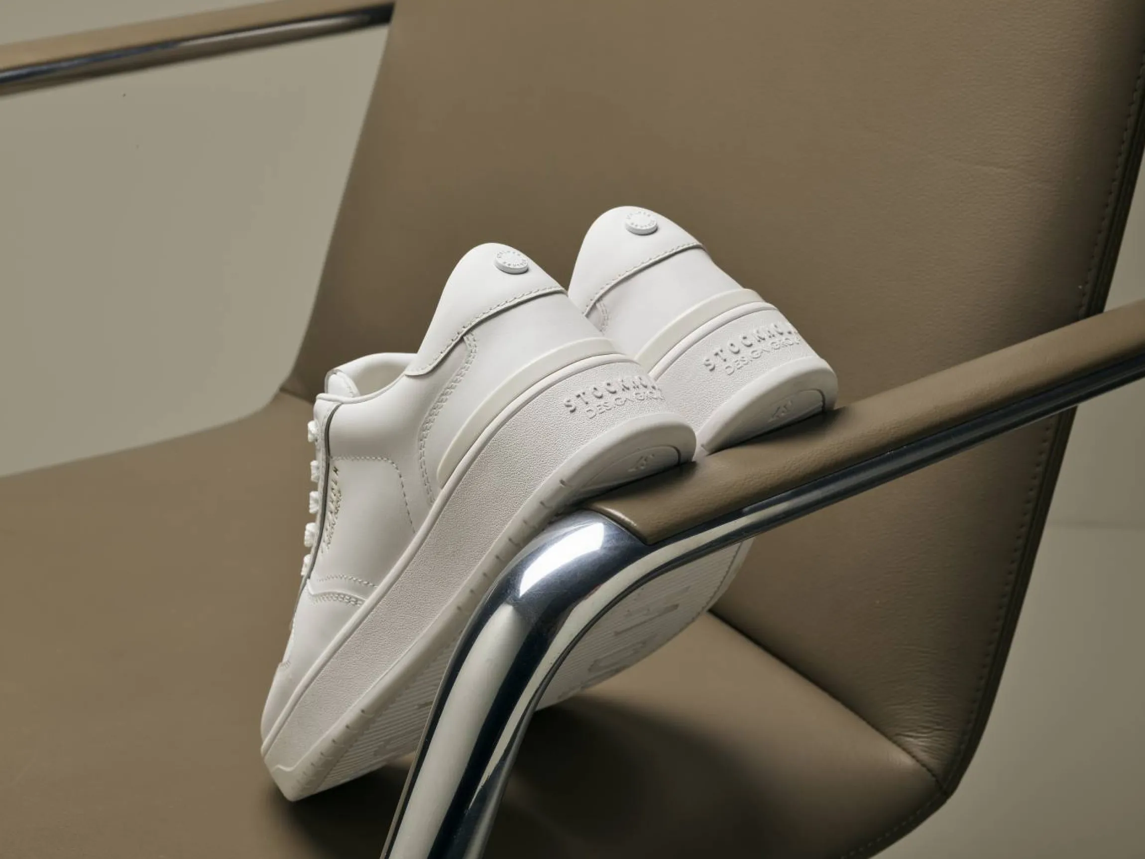 Vita lädersneakers med platå